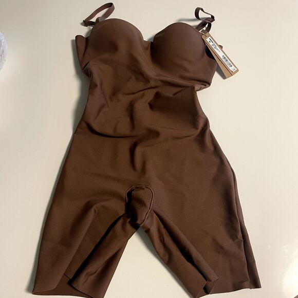 SKIMS Mid Thigh Bodysuit - Picture 3 of 7